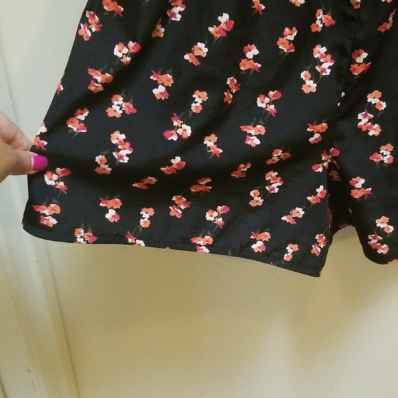 Beautiful Floral romper - Picture 4 of 8